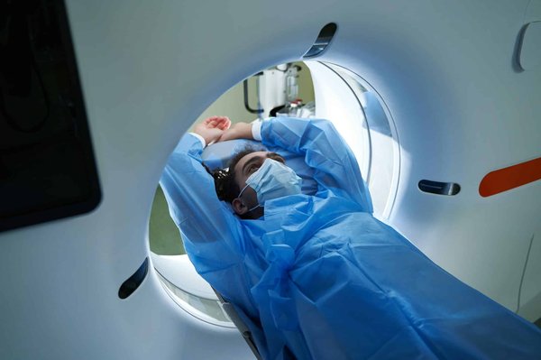 Quels sont les avantages de l'utilisation de la spectroscopie proche infrarouge dans l'évaluation des lésions cérébrales?